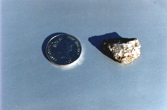 Rys. #8b: Czy jest to kawa�ek namagnesowanego z�ota?