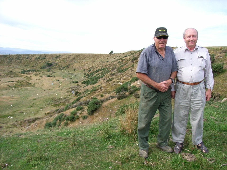 Rys. #14: Mr Hellier na tle wschodniego obrze�a krateru Tapanui.